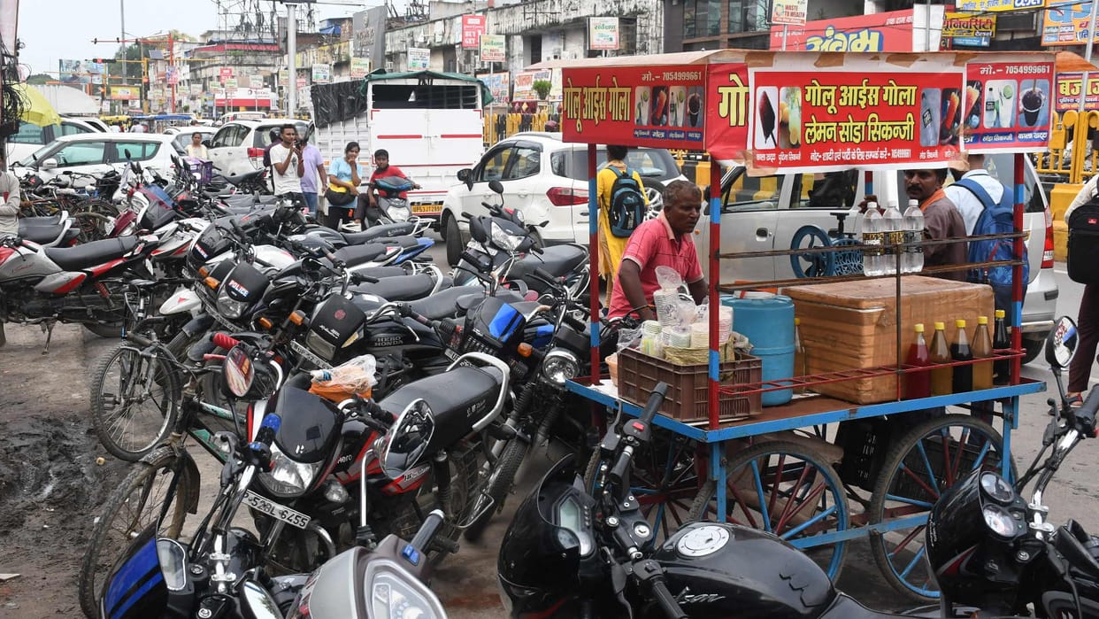 Municipal Corporation not able to decide who will pick up haphazardly parked vehicles