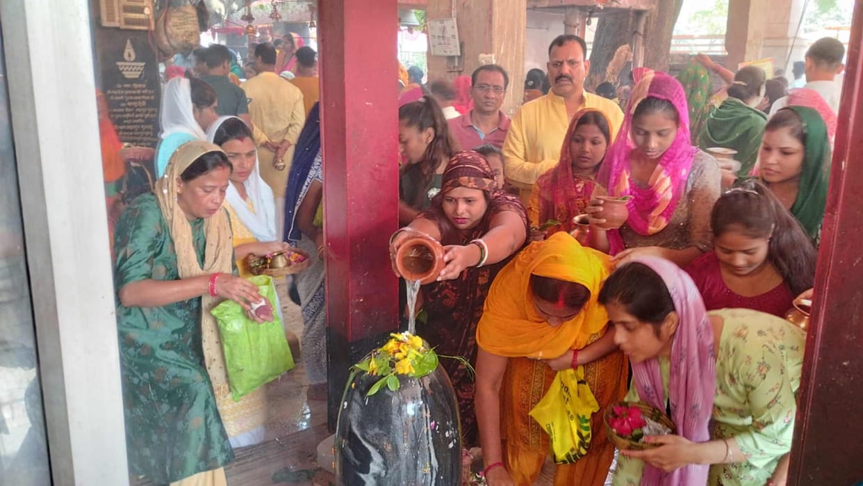 Crowds of devotees gathered in pagodas on last Monday of Sawan 2023