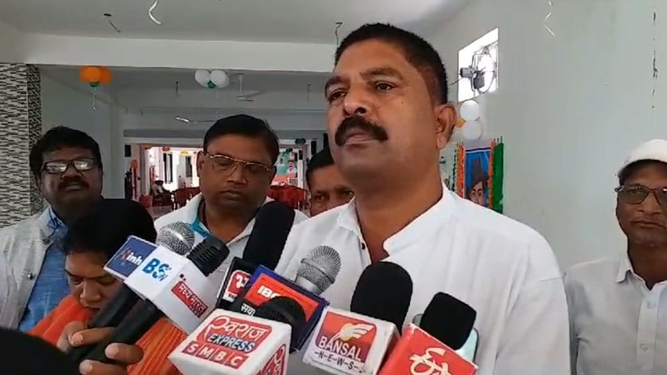 कांग्रेस विधायक के खिलाफ पार्टी नेताओं ने खोला मोर्चा