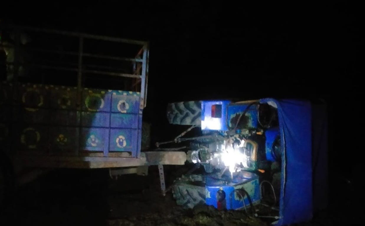 Hardoi road accident, tractor trolley full of kanwariyas overturned, 12 kanwariyas seriously injured