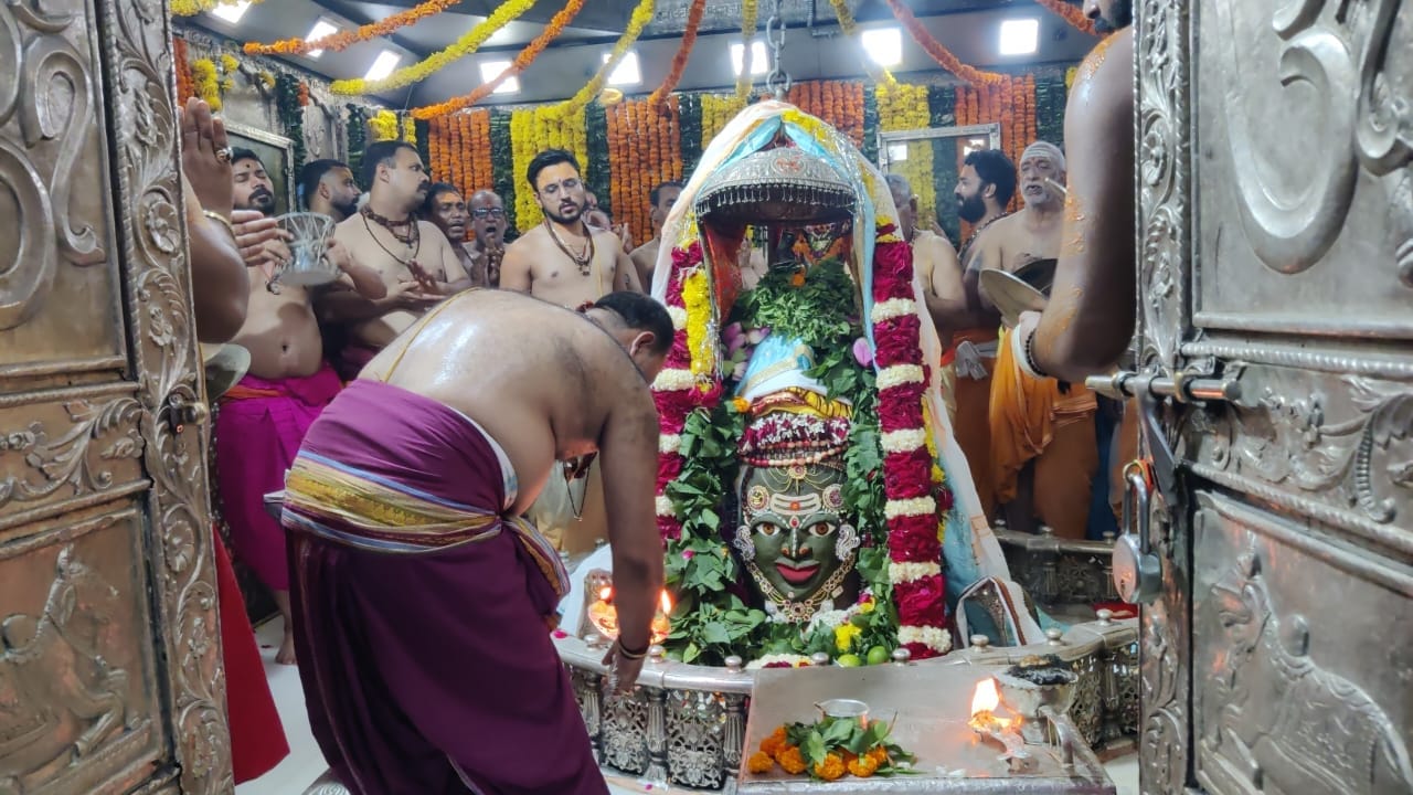 Ujjain News: MP CM Shivraj Singh With His Family Visited Ujjain Mahakal Temple Bhasma Aarti in Mahakaleshwar