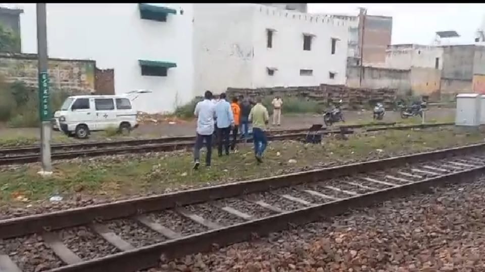 Woman died by putting her neck on railway line in front of train In Sonipat