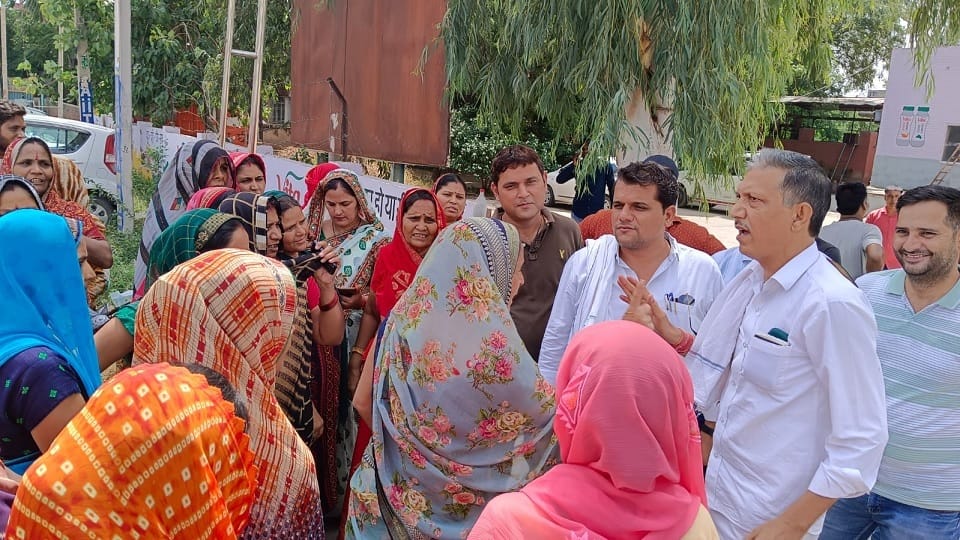 Water is not coming in Narnaul colony for eight days, people blocked Rewari road