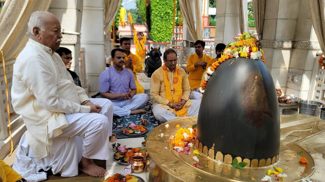 RSS chief  Mohan Bhagwat reached Shantikunj Haridwar performed Jalabhishek of Lord Shiva in the temple