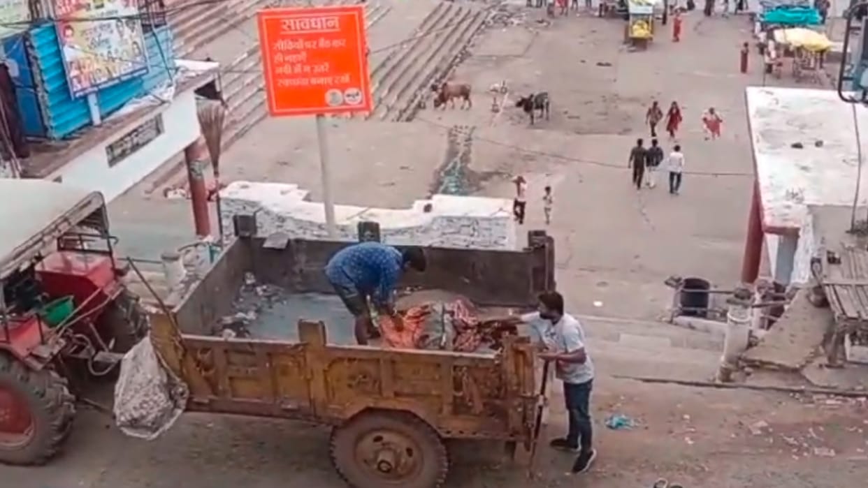 Dead body of unknown person found in Omkareshwar, taken away in garbage trolley