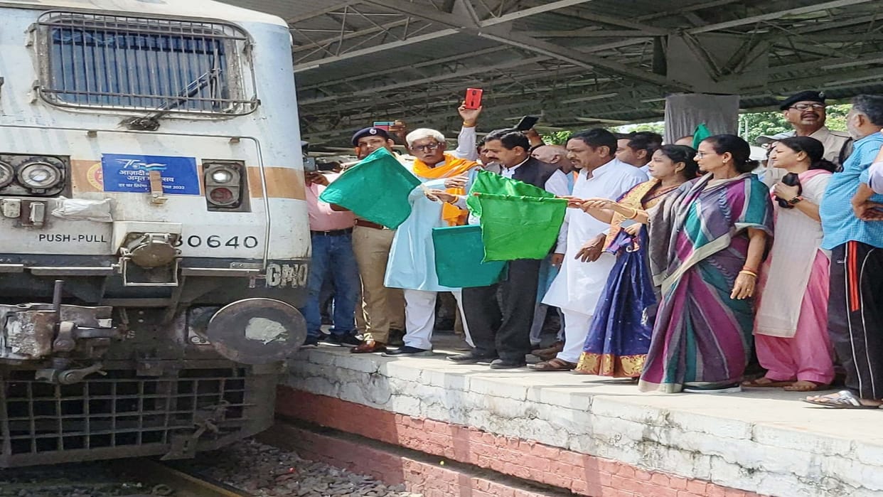 Tulsi Express from today Tulsi became a stranger, Naya Thaur Ayodhya Cantt, MP Keshari Devi Patel flagged off