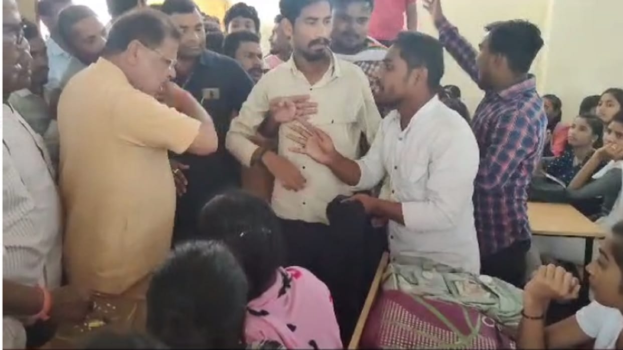 Ruckus in raipur MP Sunil Soni program: youth congress abused girl students, BJP surrounded police station