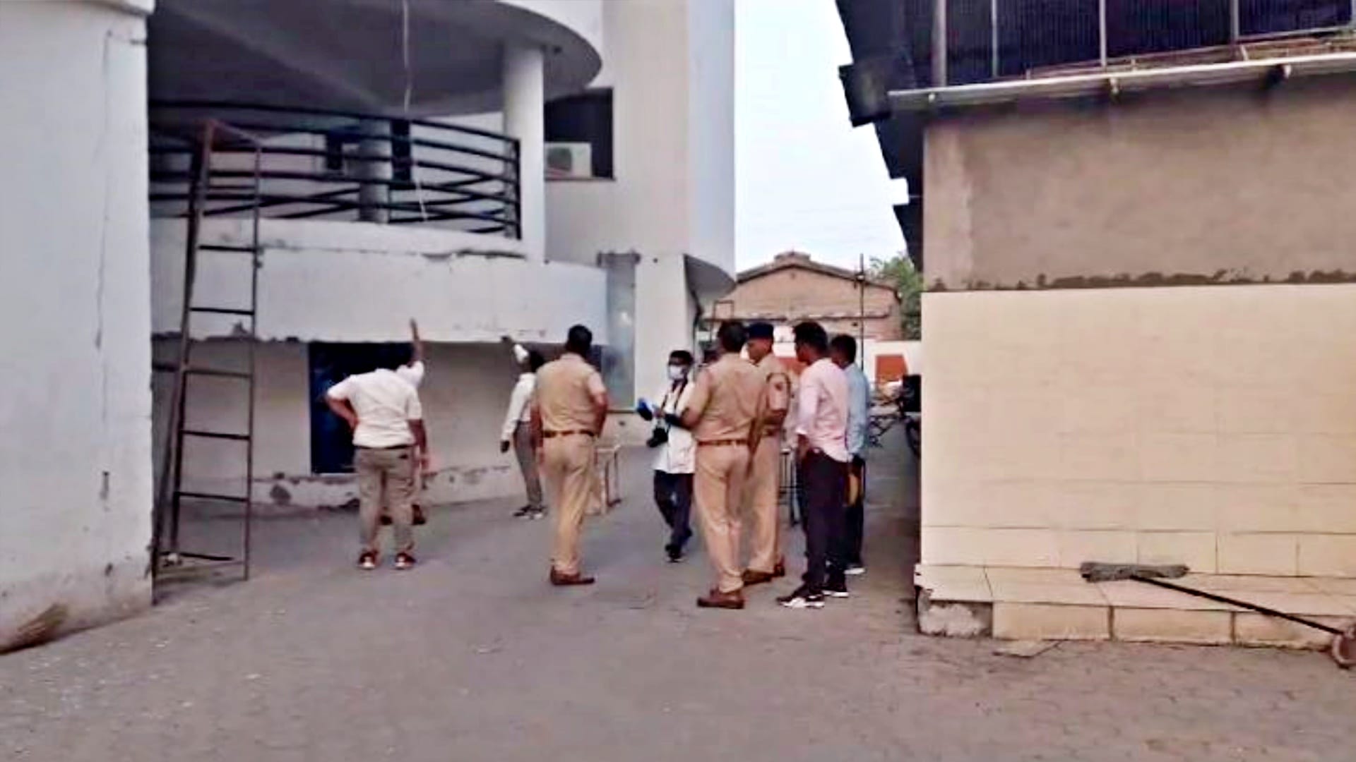 घटना स्थल पर मौजूद पुलिस