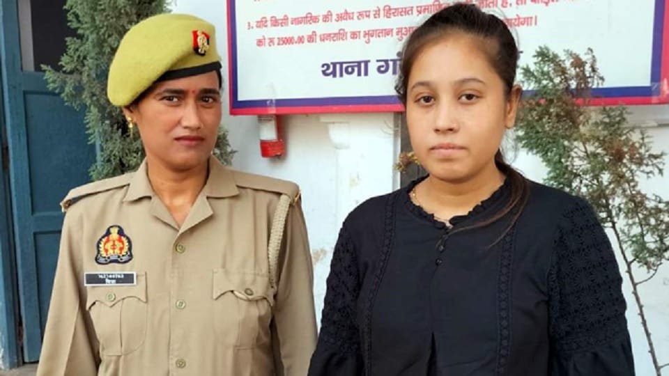 Rampur police arrested absconding female gangster in honeytrap case