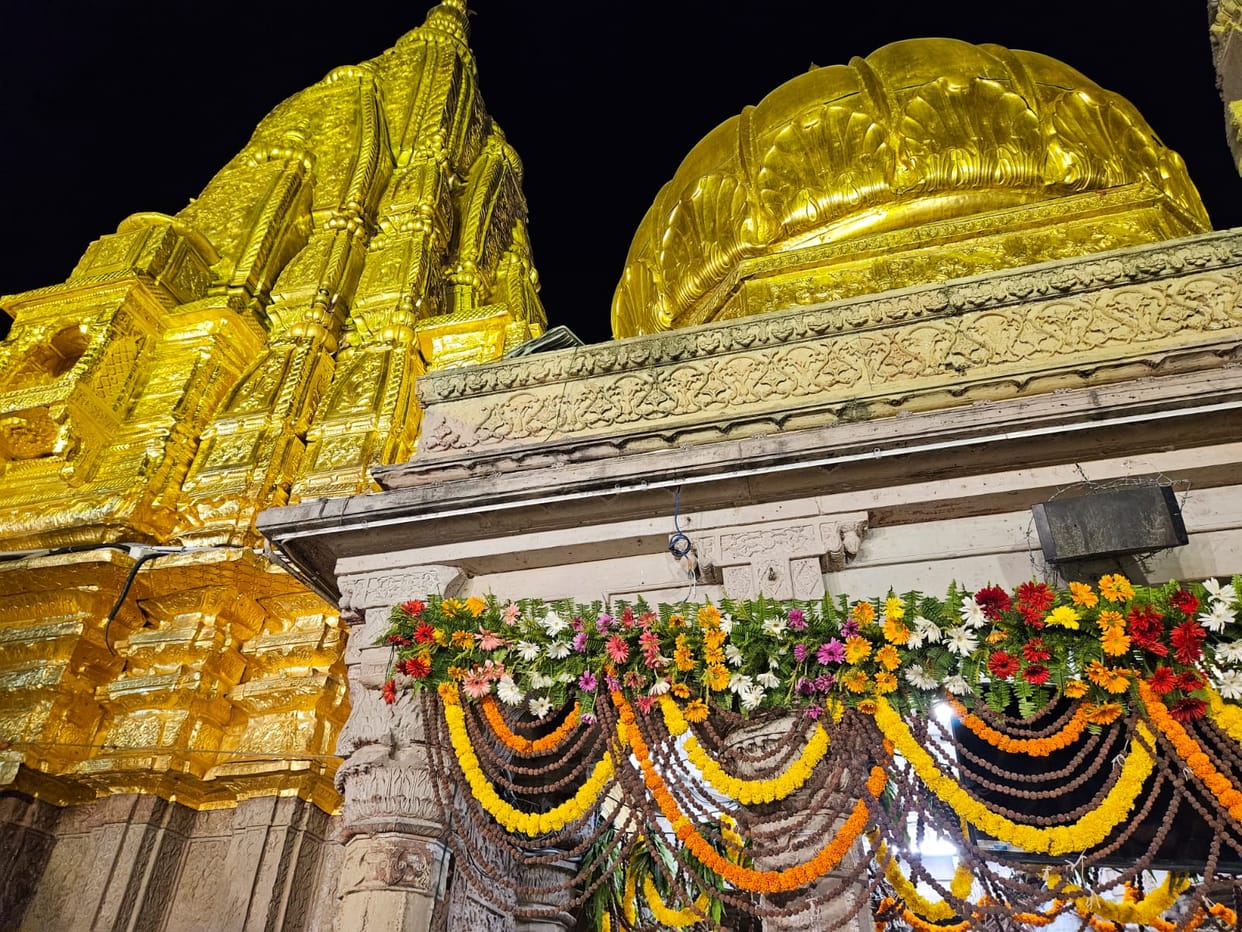 Sawan Last Monday Kashi vishwanath temple decorated with five quintals of Rudraksh from Nepal,