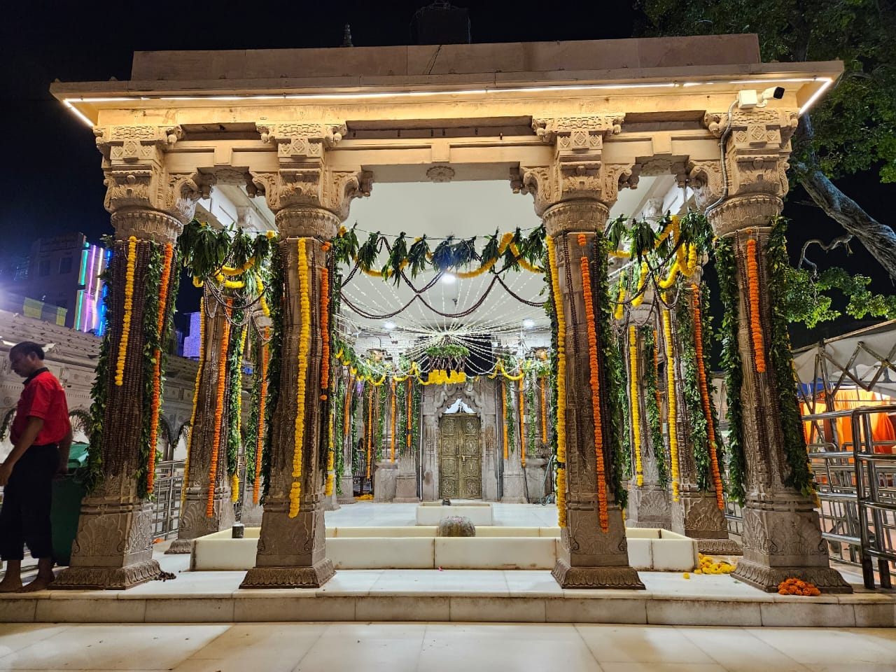 Sawan Last Monday Kashi vishwanath temple decorated with five quintals of Rudraksh from Nepal,