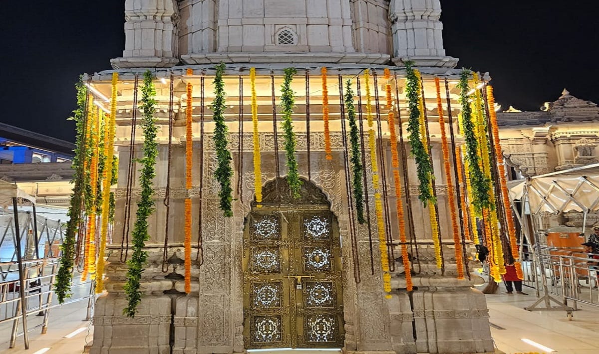 Sawan Last Monday Kashi vishwanath temple decorated with five quintals of Rudraksh from Nepal,