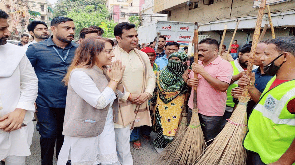 Delhi Mayor Shelly Oberoi has now directed to clean roads in three days under campaign Delhi Saaf Hogi