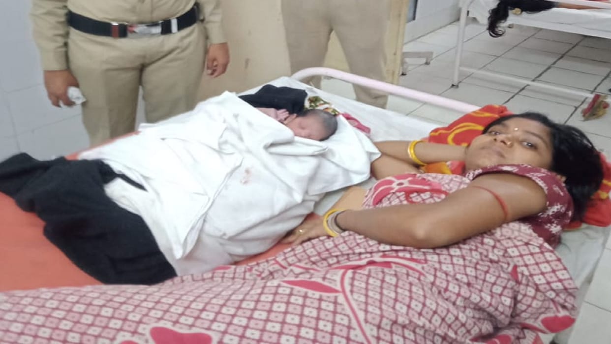 Echoing in the Sanghamitra Express, the traveling girl gave birth to a son