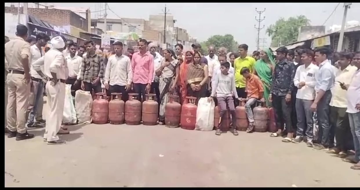 In Shivpuri, when the cylinder was not available for Rs 450, the dear sisters did a chakkajam