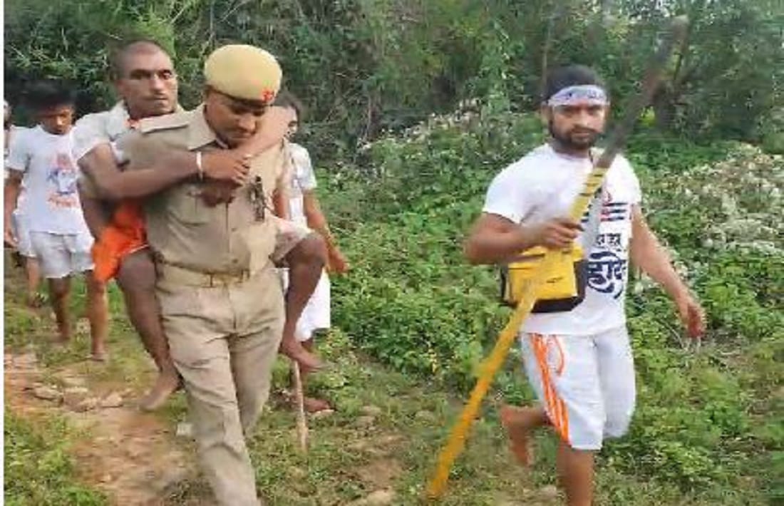 Sawan happy picture Policemen ran with Divyang Kanwaria on their shoulders