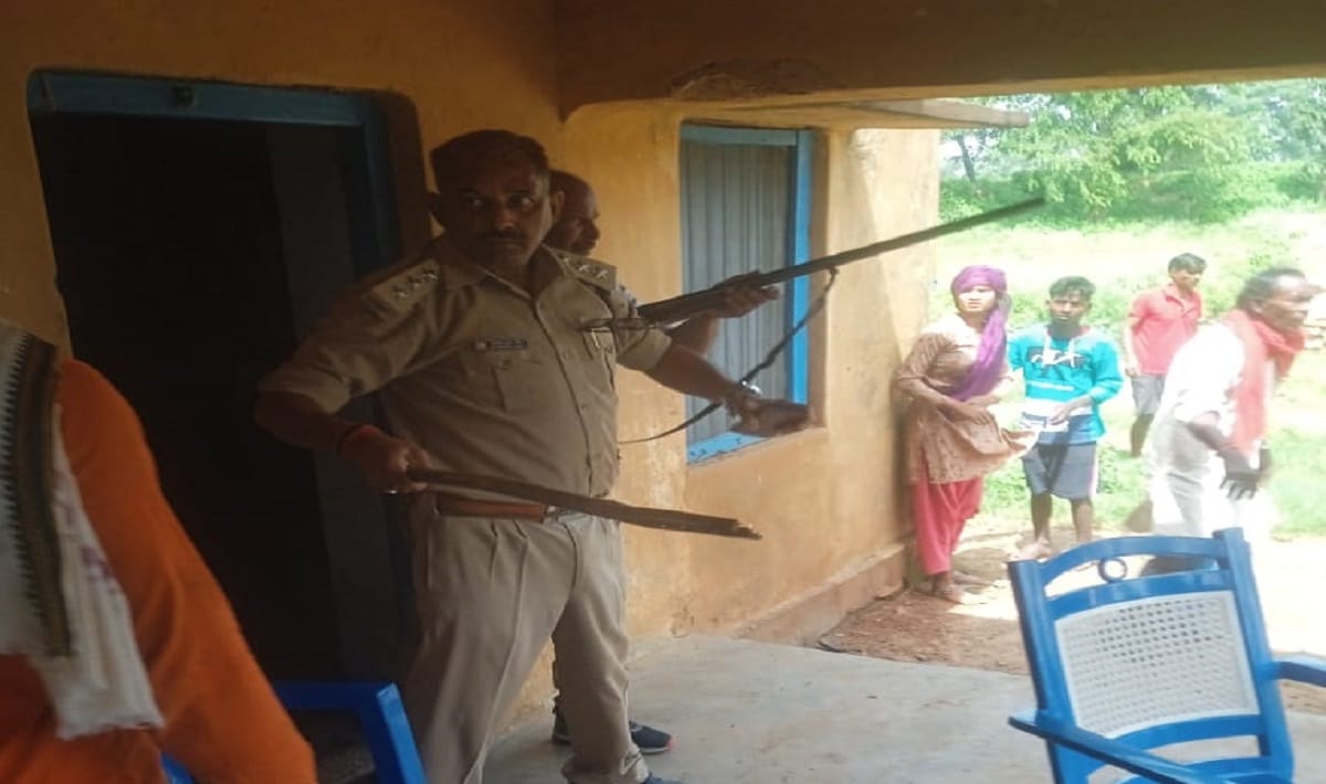 Villagers pelted stone forest department chowki in sonbhadra three people injured