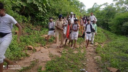 Sawan happy picture Policemen ran with Divyang Kanwaria on their shoulders