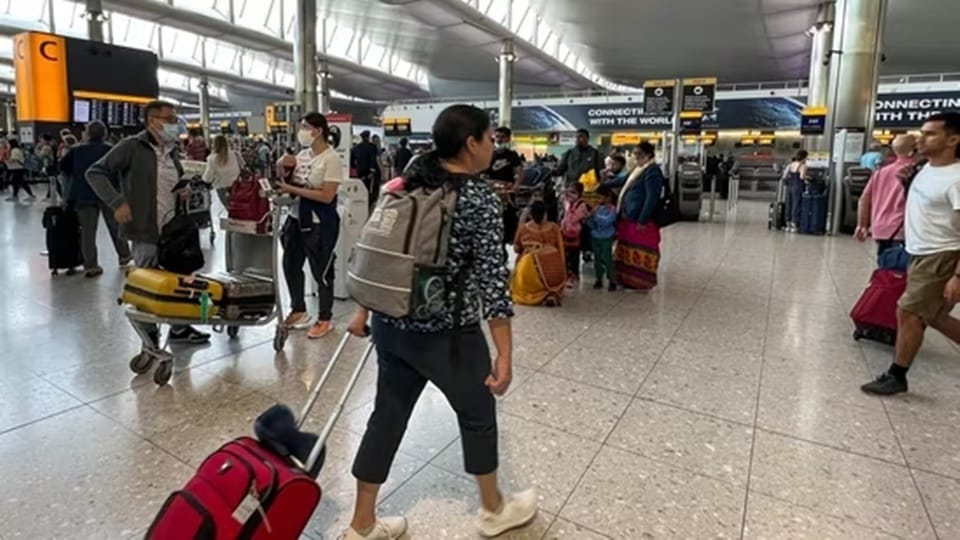 Airspace shut, planes grounded flying to and from UK amid network failure
