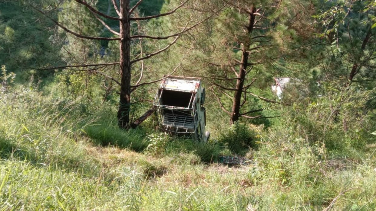 Utility vehicle accident in uttarkashi taking 15-16 children to school fell into the ditch Injured read more