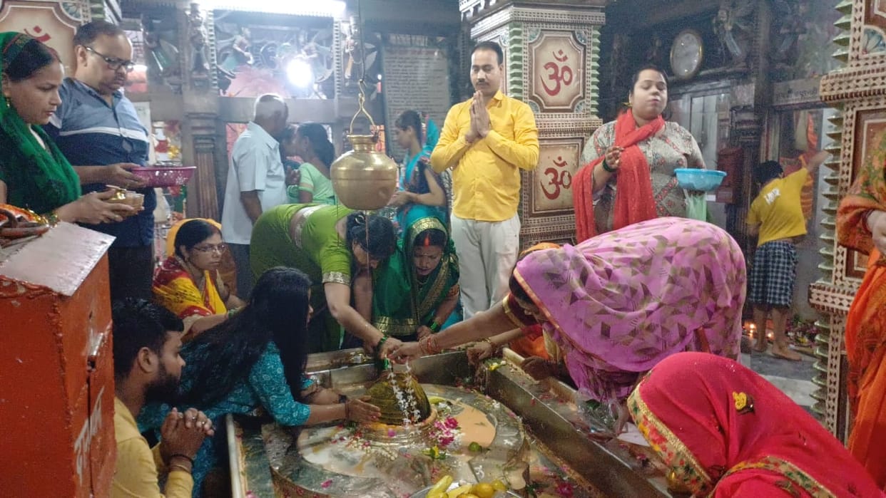 Sawan 2023 last Monday flood of faith in Shiva Temple in Purvanchal with Har Har Mahadev