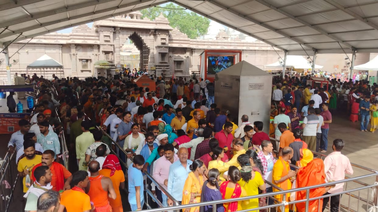Sawan 2023 last Monday of Sawan devotion gathered in Kashi Vishwanath temple