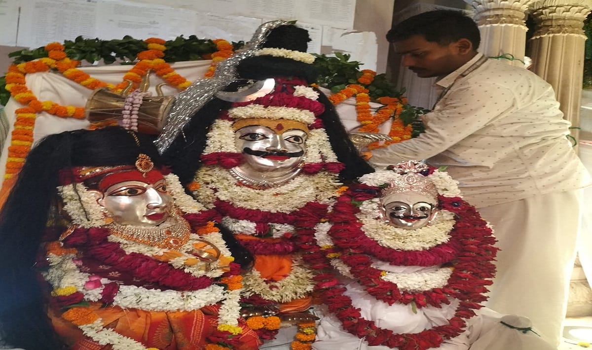 Sawan Four generations of Rohit Mali decorating Baba vishwanath