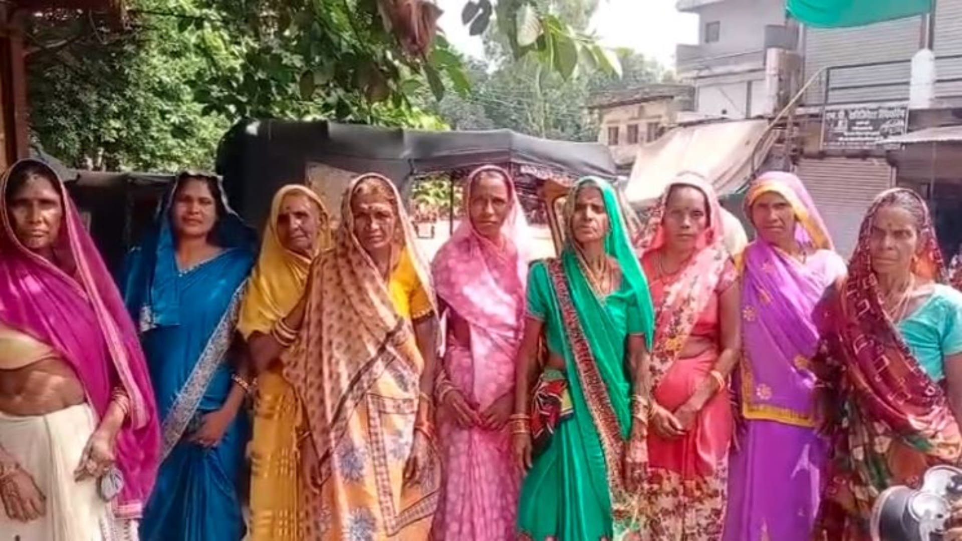 महिलाओं को बस से उतारा