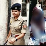 छात्रा को लेकर जाती पुलिस