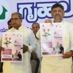 विधान सौध में गृह लक्ष्मी योजना का शुभारंभ करते मुख्यमंत्री सिद्धारमैया।