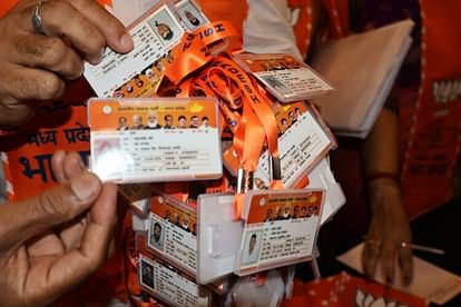 Indore: चुनावी तैयारियां भी गुजरात पेटर्न पर, बूथ अध्यक्षों के लिए बनाए आईडी कार्ड Election preparations also on Gujarat pattern, ID cards made for booth presidents