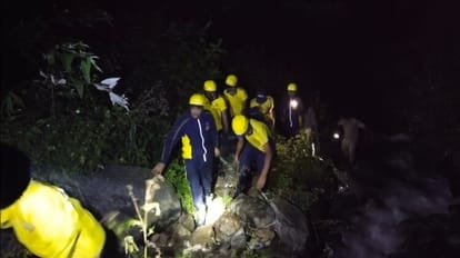 Uttarakhand: चमोली में देर रात हादसा, अनियंत्रित होकर खाई में गिरी कार, एक की मौत, चार घायल Uttarakhand Accident News Alto Car fell into ditch Late night in accident in Chamoli one killed four injured
