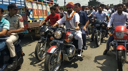 Kathua: रैली रोकने को काली बड़ी में इंतजार करती रही पुलिस, नगरी के रास्ते सरोर पहुंचे चौधरी लाल सिंह Kathua: Police waiting at Kali Badi to stop rally Chaudhary Lal Singh reached Saror via nagari