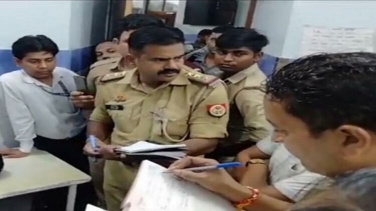 Aligarh News: बीमार होने पर बेटा नहीं गया स्कूल, तो पिता ने बेटे को पीटा, गला दबाकर घर के चिराग को बुझा दिया