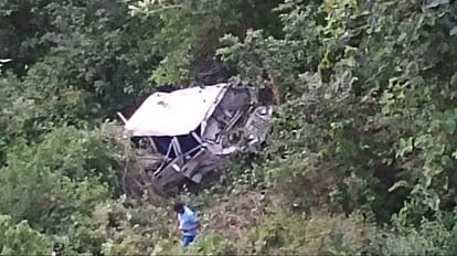 Tehri Accident: कुमेरुडांग के पास खाई में गिरा मैक्स वाहन, दो लोगों की मौके पर मौत, एक घायल Uttarakhand Accident News Max vehicle fell into a ditch in Tehri two people died one injured