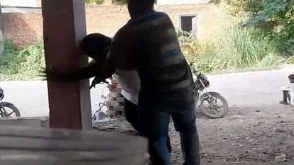 Hathras: मारपीट कर रहे शिक्षकों को बीएसए ने थमाया नोटिस, दोनों का लड़ते हुए वीडियो आया था सामने BSA handed over notice to the teachers who were fighting