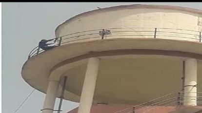 young man climbed on water tank in Agra tehsil Threatened to kill himself police were shocked to see action