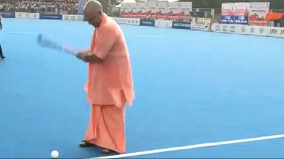 CM योगी का एलान: झांसी में बनेगा बुंदेलखंड का दूसरा एयरपोर्ट, बीडा से रुकेगा पलायन; खुद आजमाया हॉकी में हाथ CM Yogi said that second airport of Bundelkhand will be built in Jhansi