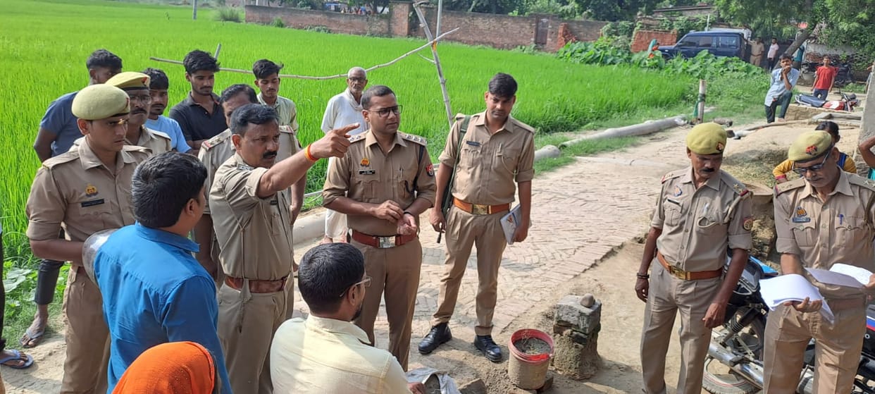 Ballia Crime News: Clash between two parties in land dispute, death of old woman, police on the spot