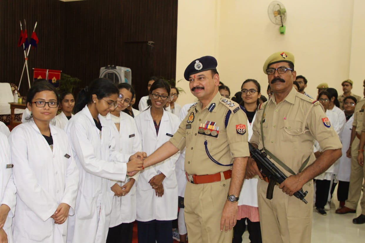 Rakhi tied on the wrist of the policemen, girl students took the promise of protection from the PAC jawans