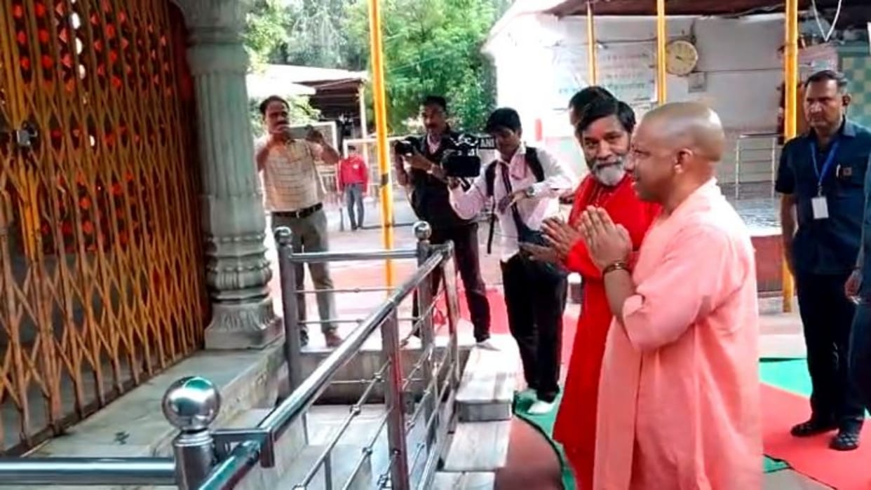 MP News UP CM Yogi Adityanath visited Maa Pitambara Siddhapeeth in Datia