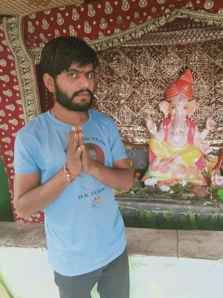 Chhindwara  Accident before Rakshabandhan brother going to pick up sister died in road accident