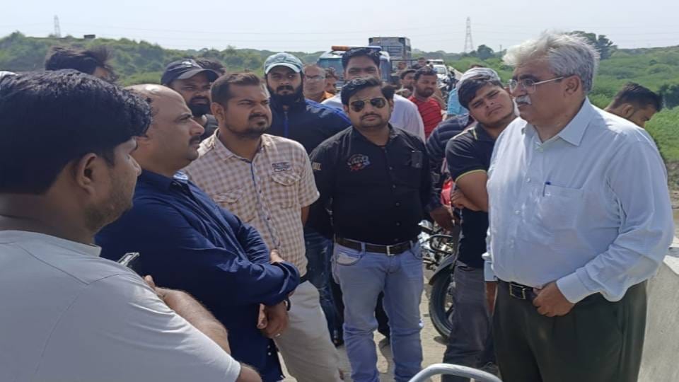 young man jumped into Yamuna By parking scooty on bridge in Firozabad