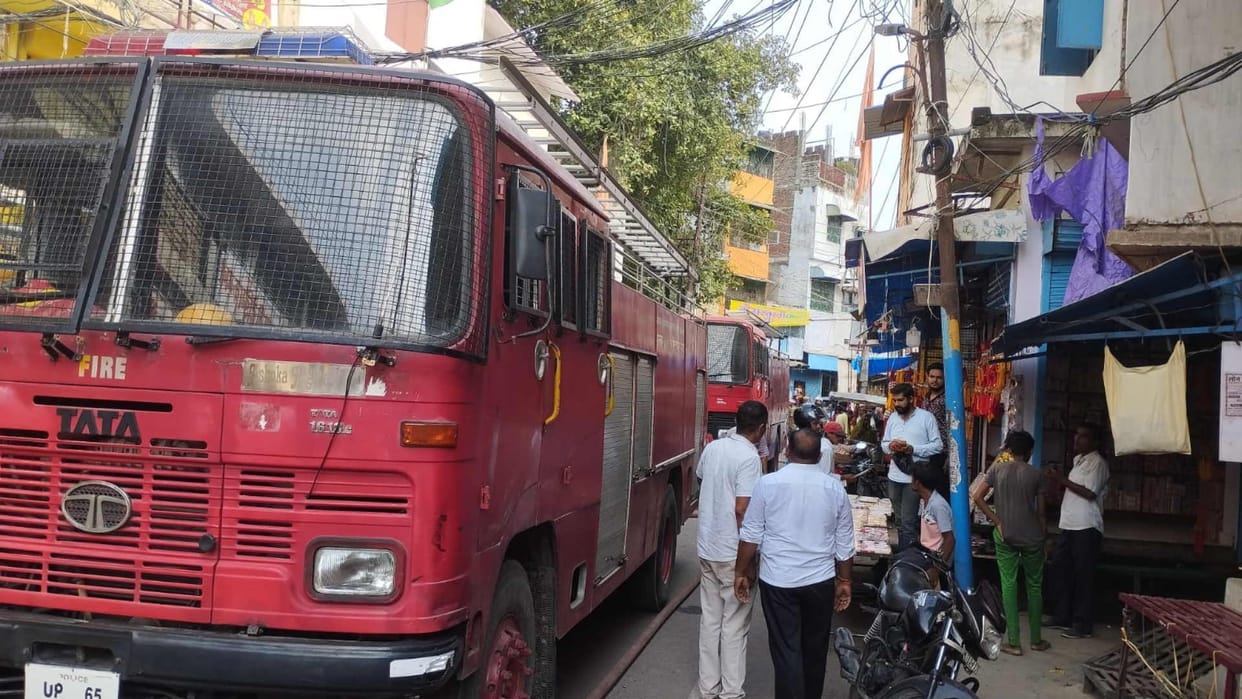 fire in sari shop in pande hata gorakhpur