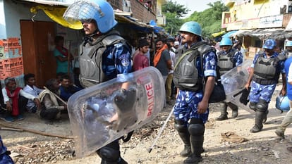Uproar over the murder of a student in Prayagraj mob broke ambulance pelted stones at police station five arre