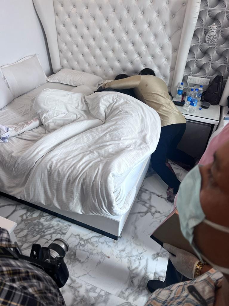 Couple found dead in hotel room, when police arrived, bodies were in this condition, police engaged in investi