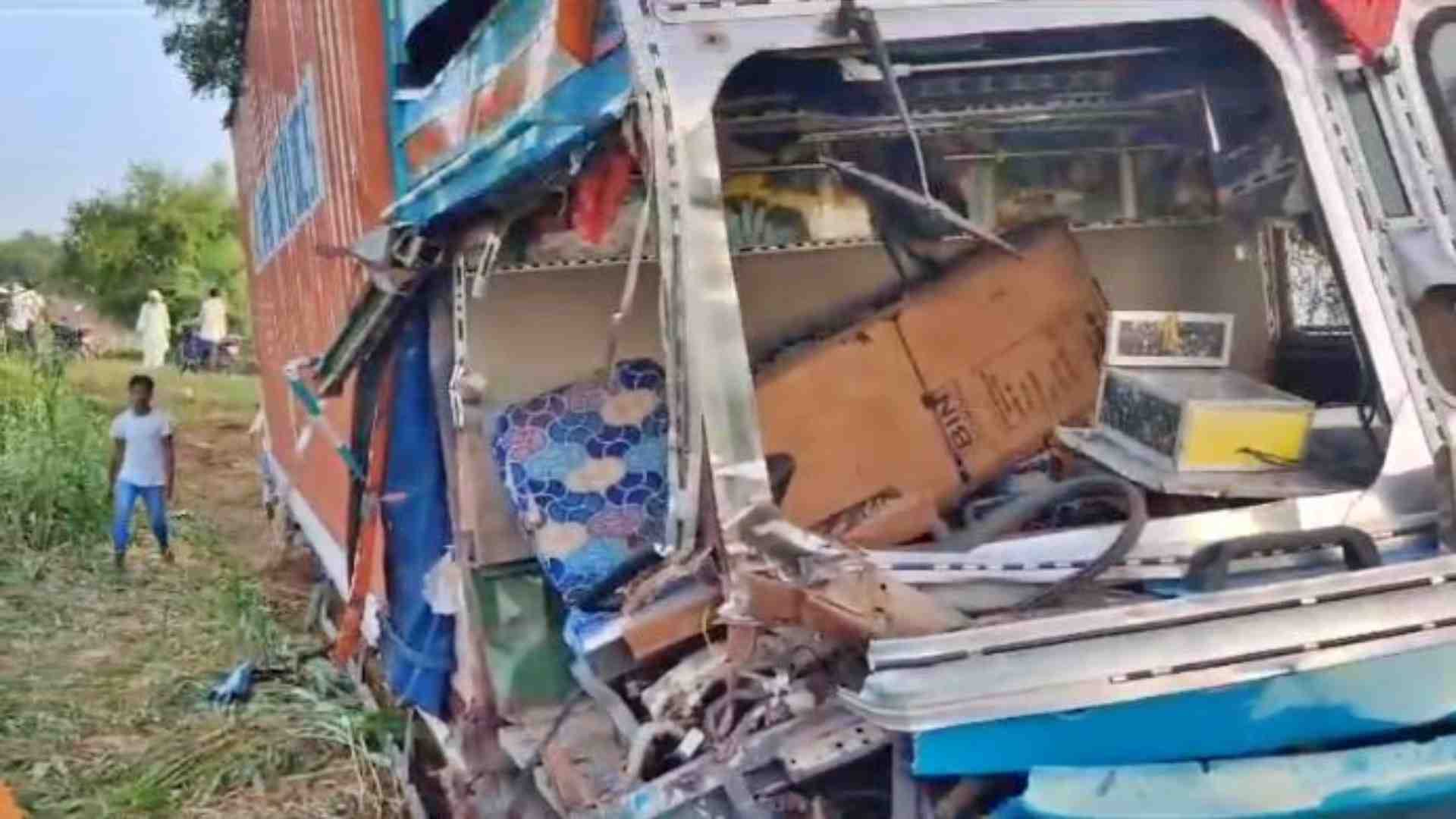 हादसे के बाद क्षतिग्रस्त कंटेनर।