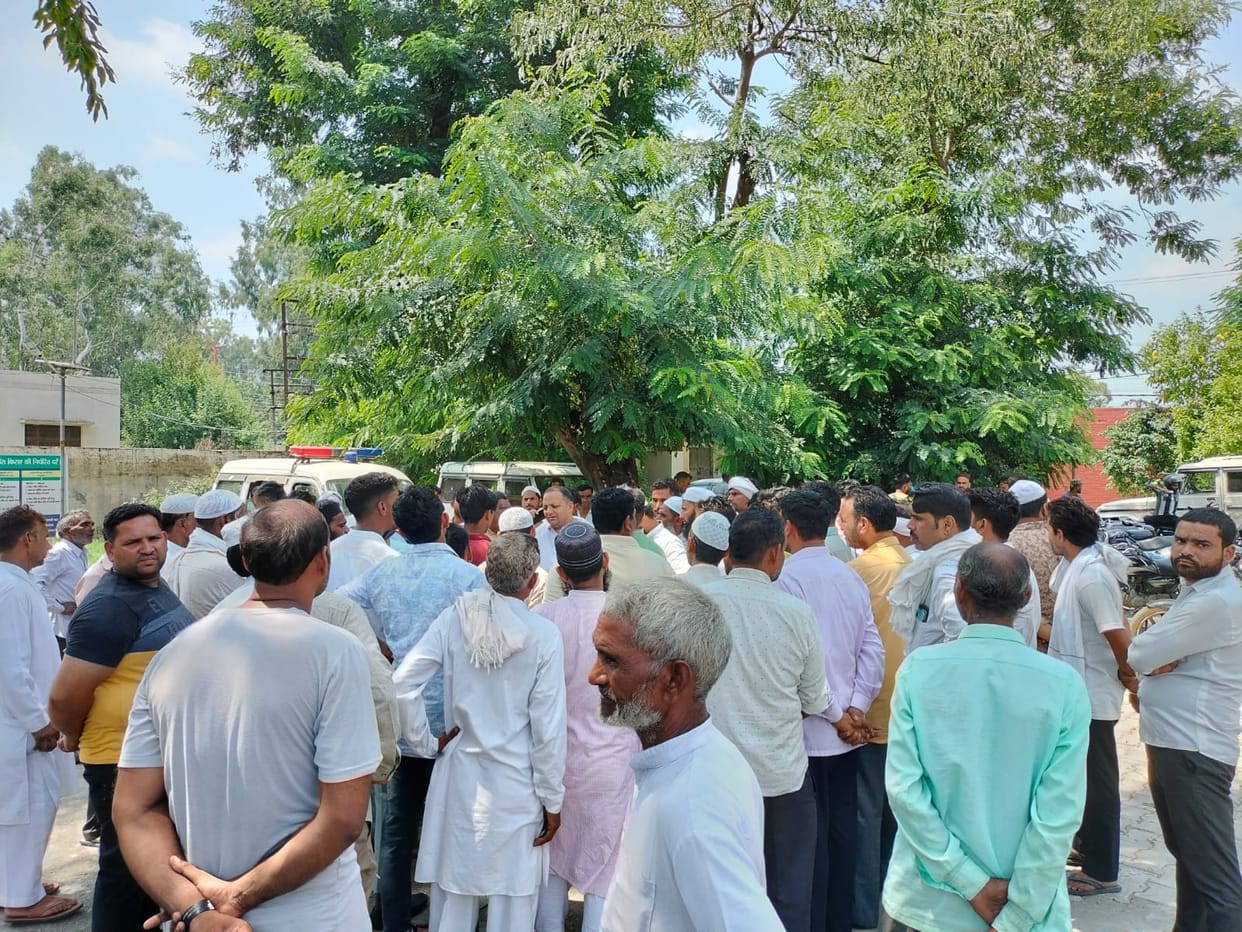 Roorkee Accident News Tractor trolley collided with bike couple and three year old girl Died