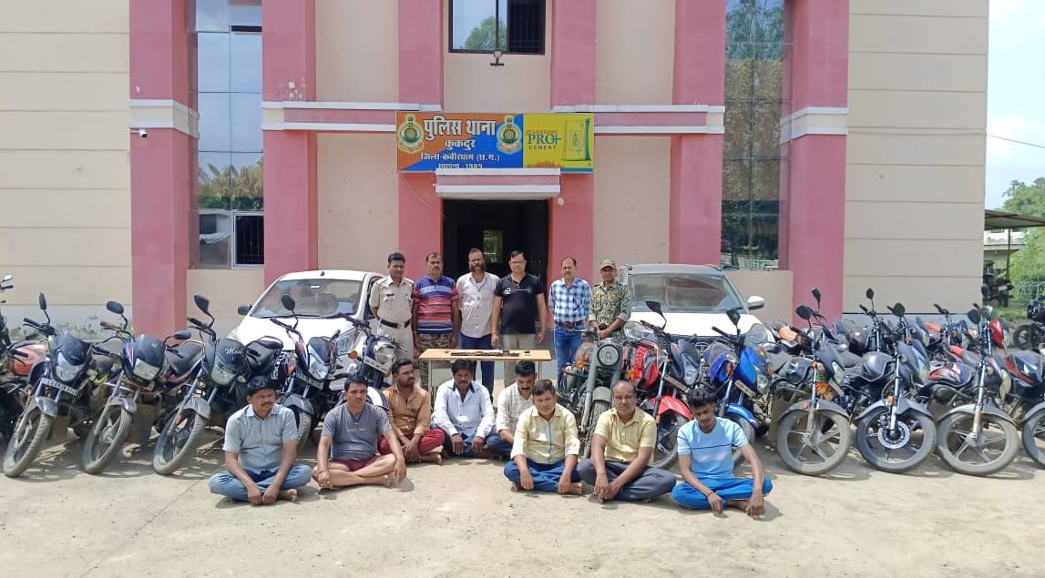Police arrested eight accused gambling in Naxalite affected forest in Kabirdham