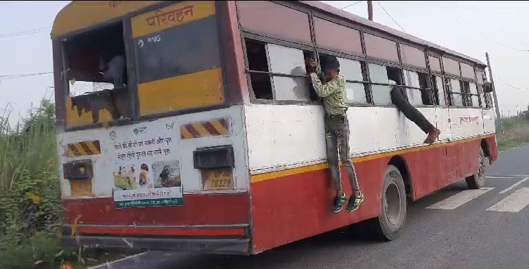 Seeing smoke and fire in the roadways bus, there was a stampede, passengers saved their lives by breaking the